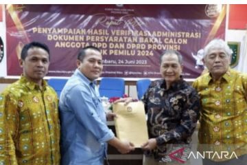 KPU Riau serahkan hasil verifikasi Calon DPD dan DPRD untuk diperbaiki