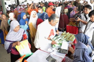 Warga antusias semarakkan Gerakan Pangan Murah di Surabaya