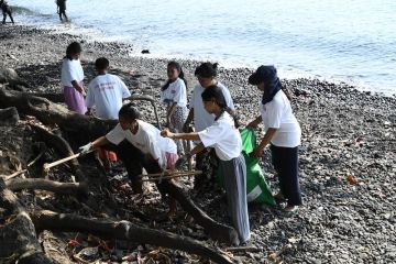 UNIQLO dan PPLH Bali gelar program edukasi dan pembersihan pantai