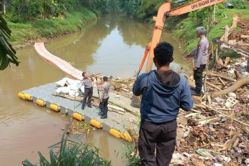 Polisi bantu evakuasi mayat pria di Kali Pesanggrahan