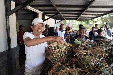 Agar ramah lingkungan, Dedi Mulyadi bungkus daging pakai bongsang