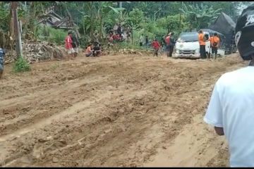 Akses jalan lintas barat putus akibat banjir bandang di Tanggamus