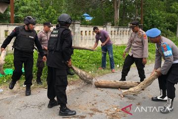 Warga wakal dan polisi buka barikade jalan