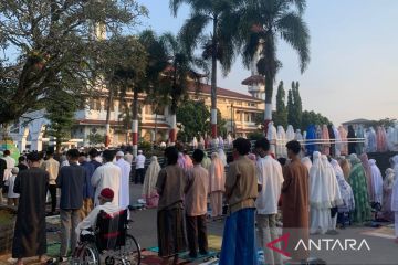 Penyintas gempa Cianjur shalat Idul Adha di masjid