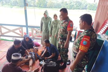 TNI gelar sunatan massal di Sentabai, desa pelosok Kalimantan Barat