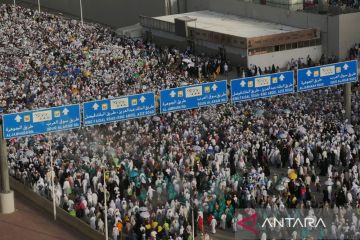 Jamaah haji lakukan lempar jamrah hari kedua