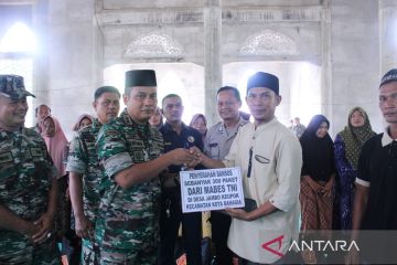 Warga Jamboe Keupok dapat bantuan 300 paket sembako dari Mabes TNI