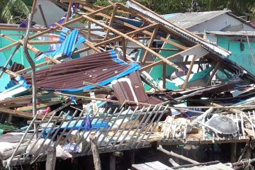 83 rumah di Pulau Kasu porak poranda dihantam puting beliung