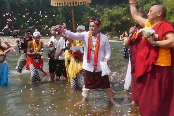 Umat Buddha gelar ritual pelepasan ikan di Sungai Progo