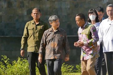 Berkemeja batik, Kaisar Naruhito berkeliling Candi Borobudur