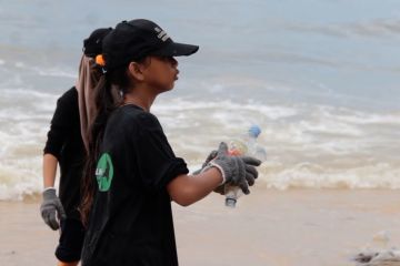 Bersih pantai serentak se-Indonesia untuk tangani sampah plastik laut