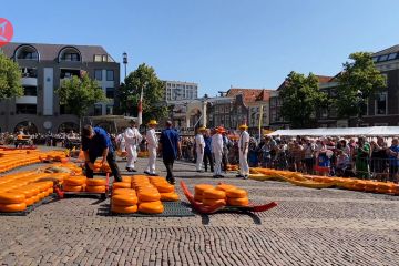 Berwisata keju di pasar legendaris Belanda