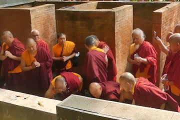 Umat Buddha sucikan diri di sendang Candi Pawon