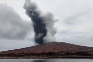 Gunung Anak Krakatau erupsi, warga dilarang beraktivitas radius 5 km