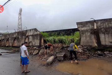 Hujan deras, dinding selatan Stadion Gelora Kie Raha Ternate ambruk