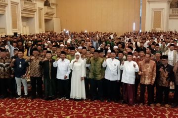 Khofifah tuntaskan penyaluran tunjangan kehormatan imam masjid