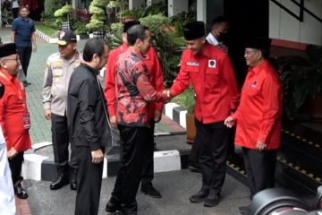 Jokowi disambut Ganjar Pranowo saat hadiri Rakernas III PDIP
