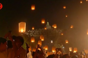 2.567 lampion dilepaskan ke udara di Candi Borobudur