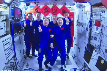 Melihat keakraban astronaut China saat bertugas di luar angkasa