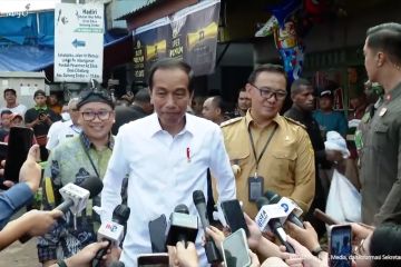 Momen Presiden Jokowi peringati hari jadi di tengah blusukan ke pasar