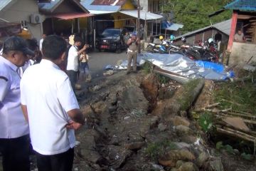 Pendataan 3 titik longsor, Pj Wali Kota Ambon tinjau lokasi