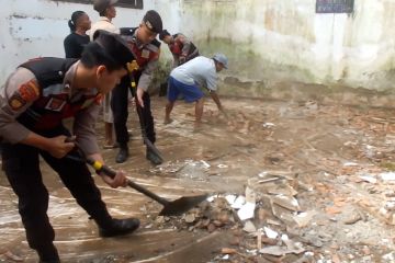 Polri, TNI, dan masyarakat bergotong royong perbaiki sekolah ambruk