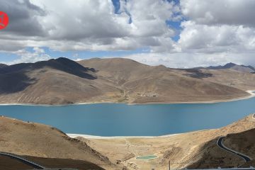 Melihat Danau Yamzho di Tibet yang berada di ketinggian 5.000 mdpl