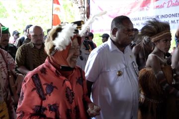 Mensos serahkan bantuan pemberdayaan bagi warga Asmat, Papua Selatan