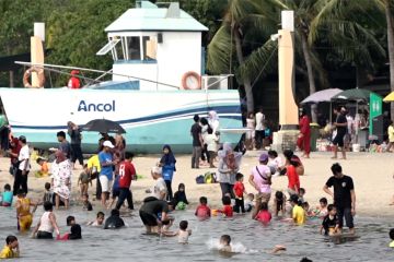 Pantai Ancol diserbu warga saat libur panjang akhir pekan