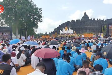 Ribuan umat Buddha di berbagai dearah ikuti detik-detik Waisak 2567 BE