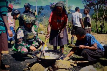 Tak cuma jaga keamanan, TNI ajari Mama Papua bikin keripik dan donat