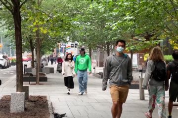 Warga kembali bermasker di tengah asap kebakaran hutan Kanada