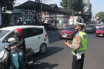 Polisi berlakukan buka tutup jalan di jalur wisata  Lembang