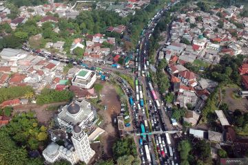 Puncak arus kendaraan saat libur Idul Adha di Puncak Bogor
