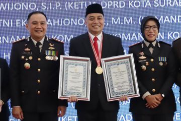 Wali Kota Surabaya terima dua penghargaan dari kepolisian