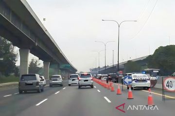 Petugas terapkan "contraflow" Jalan Tol Jakarta-Cikampek arah Jakarta
