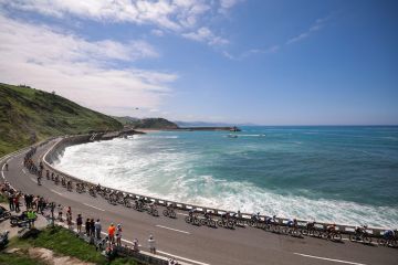 Philipsen menangi etape tiga Tour de France, Yates jaga kaus kuning