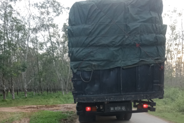 Tronton melintasi jalan Desa Sabahbalau ke Bandarlampung