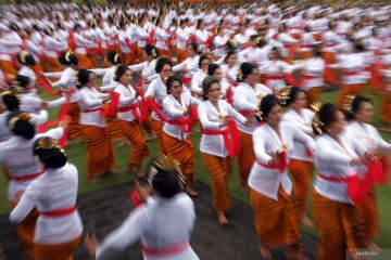 Tari Rejang Giri Putri massal