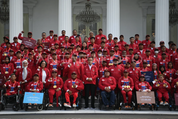 Penyerahan bonus kontingen Para Games