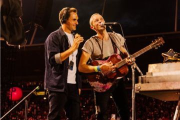 Roger Federer duet bareng Coldplay di konser Swiss