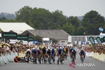 Pebalap berjatuhan jelang finis etape 4 Tour de France