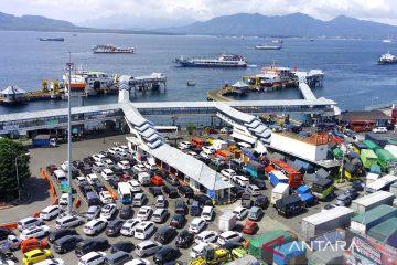 Penyeberangan Pelabuhan Ketapang-Gilimanuk padat kendaraan