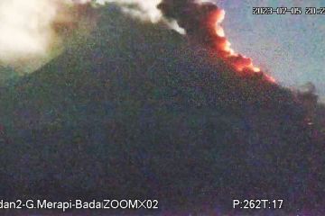 Gunung Merapi meluncurkan awan panas guguran sejauh 2.700 meter