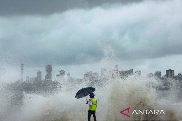 Ombak menerjang pesisir pantai di Mumbai India