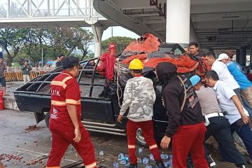Mobil bawa jengkol terguling saat naik ke kapal di Pelabuhan Bakauheni