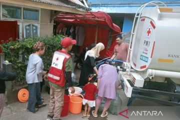 Pemkab Cianjur dan PMI masih berikan air bersih ke penyintas gempa