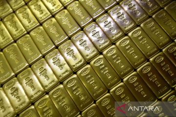 Harga emas tergelincir tertekan dolar AS yang lebih kuat