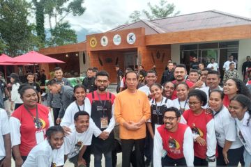 Presiden Jokowi melihat peternakan ayam Agro Edu Tourism Papua