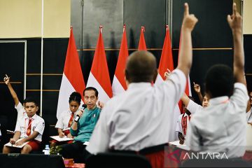 Presiden Jokowi tes hitung cepat ke 100 pelajar SD di Papua